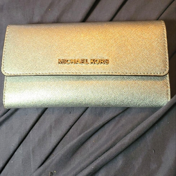 Silver Michael Kors wallet - Picture 1 of 4